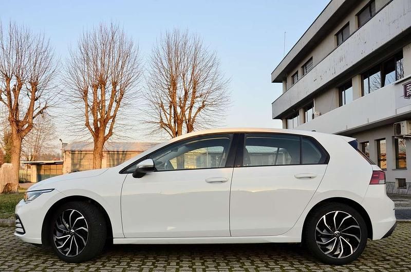 Usata VW Golf VIII Life 116 CV (85 kW) 2021 Bianco Berlina