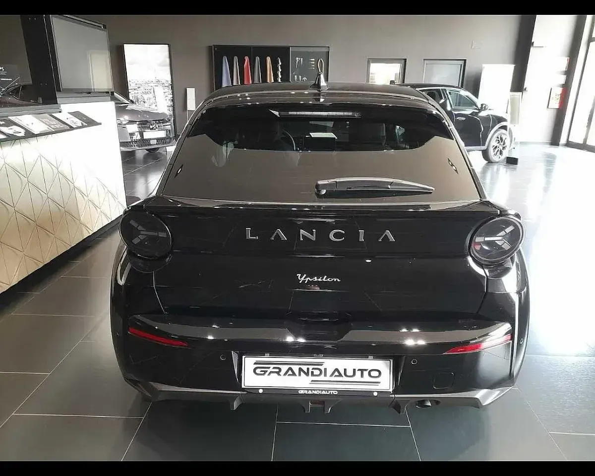 Nuova Lancia Ypsilon 110 CV (80 kW) 2026 Nero Utilitaria