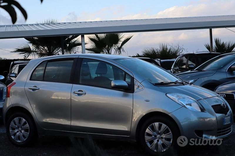 Usata Toyota Yaris 89 CV (65 kW) 2006 Grigio Berlina
