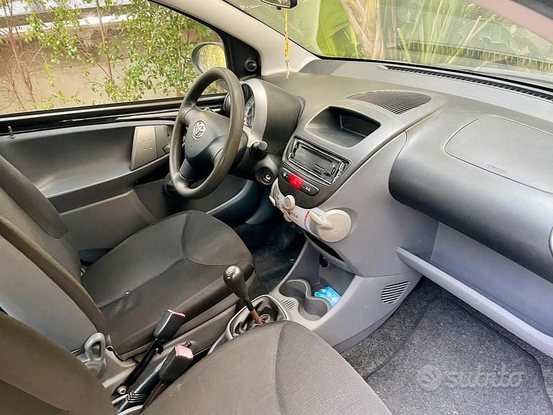 Usata Toyota Aygo 68 CV (50 kW) 2008 Nero Utilitaria