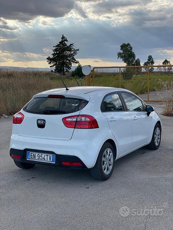 Usata Kia Rio 75 CV (55 kW) 2013 Bianco Utilitaria