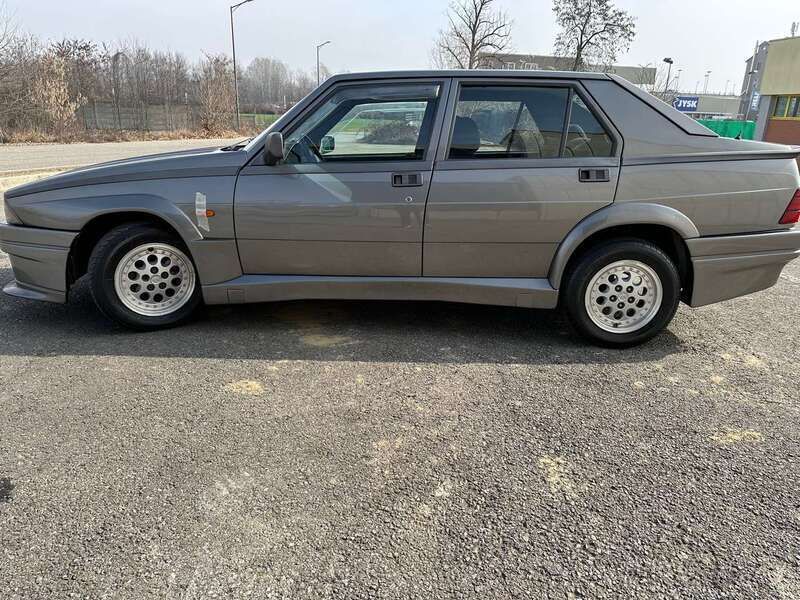 Usata Alfa Romeo 75 155 CV (114 kW) 1989 Argento Berlina