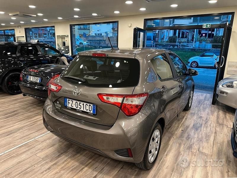 Usata Toyota Yaris Lounge 111 CV (81 kW) 2019 Grigio Berlina