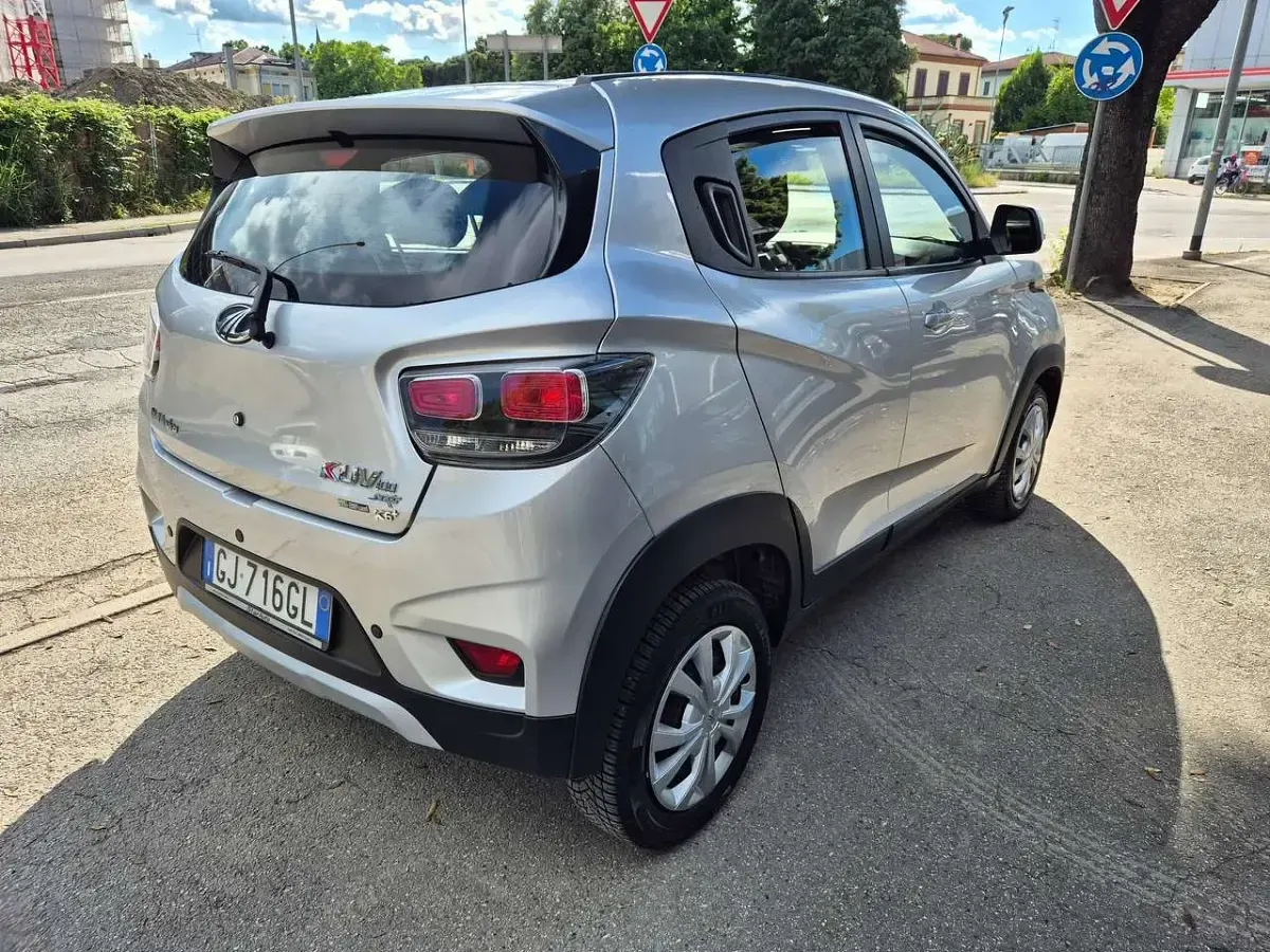 Usata Mahindra KUV100 86 CV (63 kW) 2022 Argento SUV