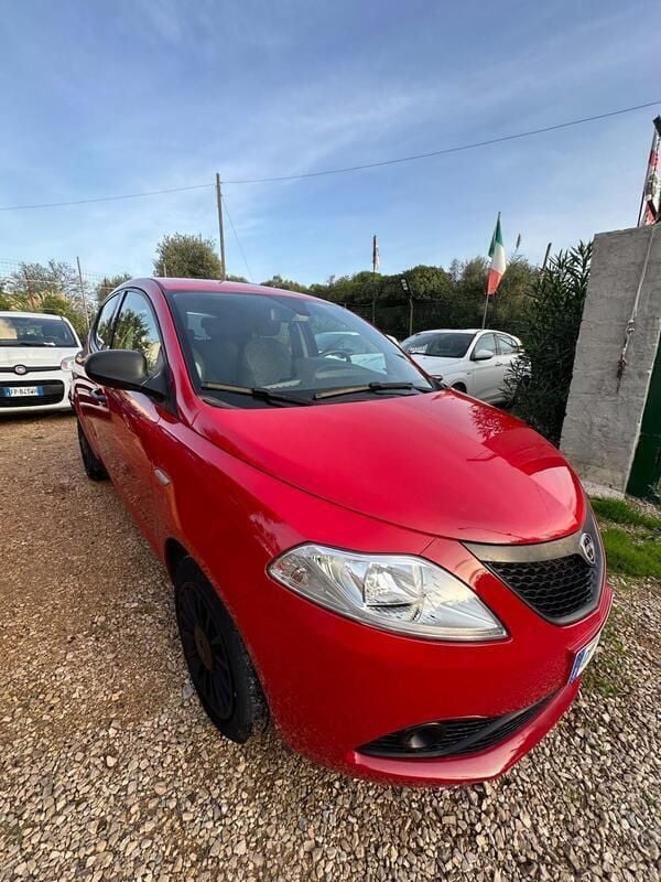 Usata Lancia Ypsilon Silver 70 CV (51 kW) 2021 Rosso Utilitaria