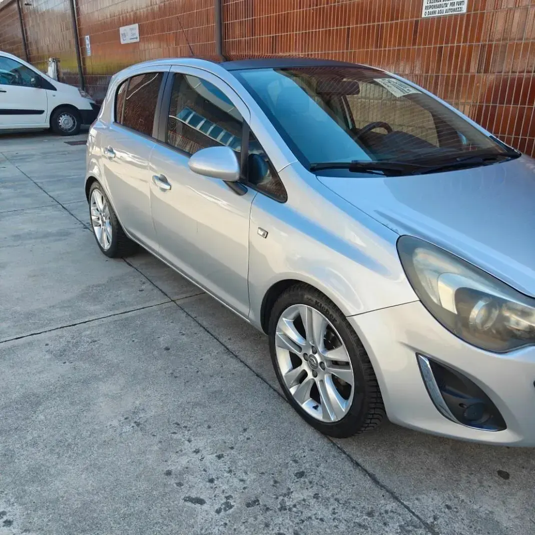 Usata Opel Corsa Cosmo 85 CV (62 kW) 2011 Argento Utilitaria