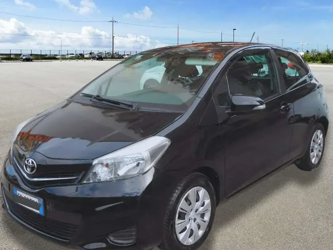 Begagnad Toyota Yaris Active 69 HK (50 kW) 2012 Svart Halvkombi