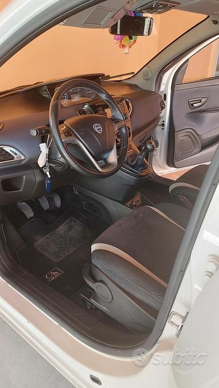 Usata Lancia Ypsilon 95 CV (69 kW) 2016 Bianco Utilitaria