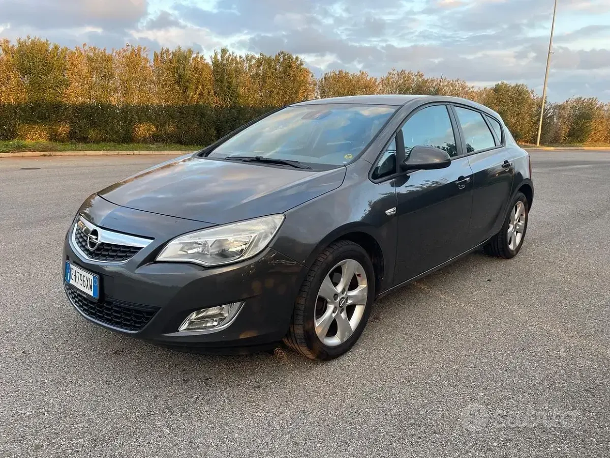 Usata Opel Astra 110 CV (80 kW) 2012 Berlina