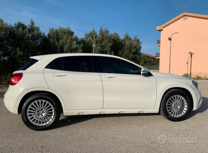 Usata Mercedes GLA200 109 CV (80 kW) 2016 Bianco SUV