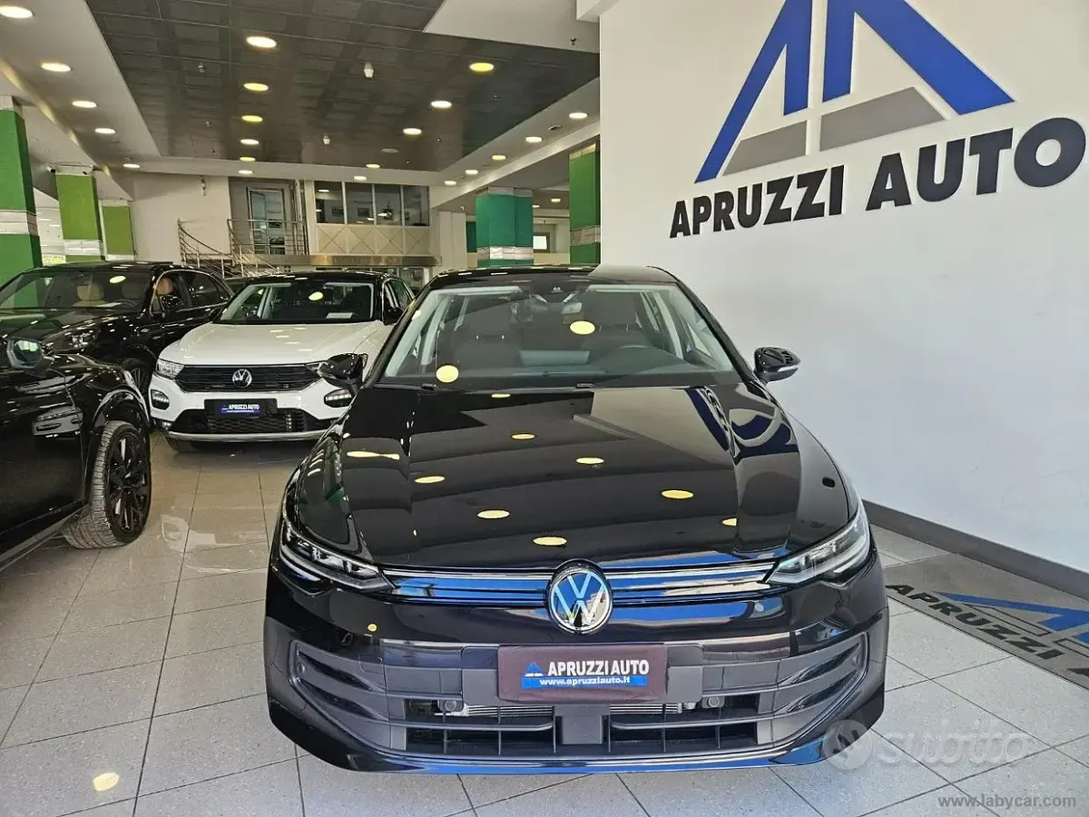 Usata VW Golf VIII Life 116 CV (85 kW) 2025 Nero Berlina