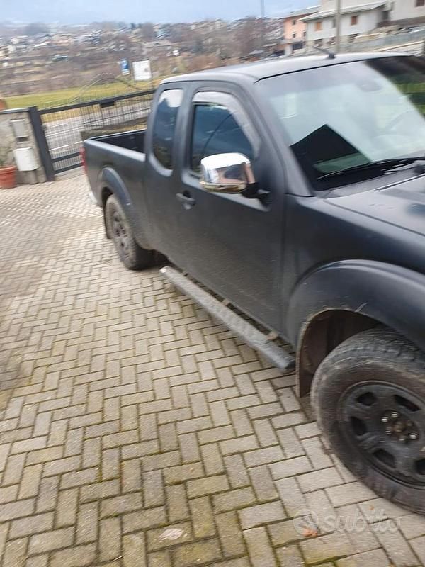 Usata Nissan Navara 190 CV (139 kW) 2010 Nero Pick-up