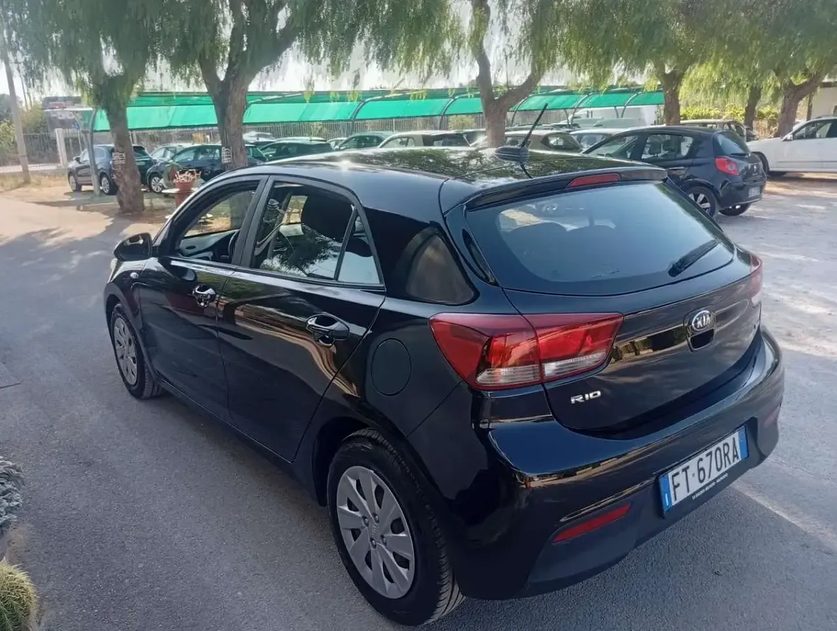 Usata Kia Rio Active 77 CV (56 kW) 2019 Nero Berlina