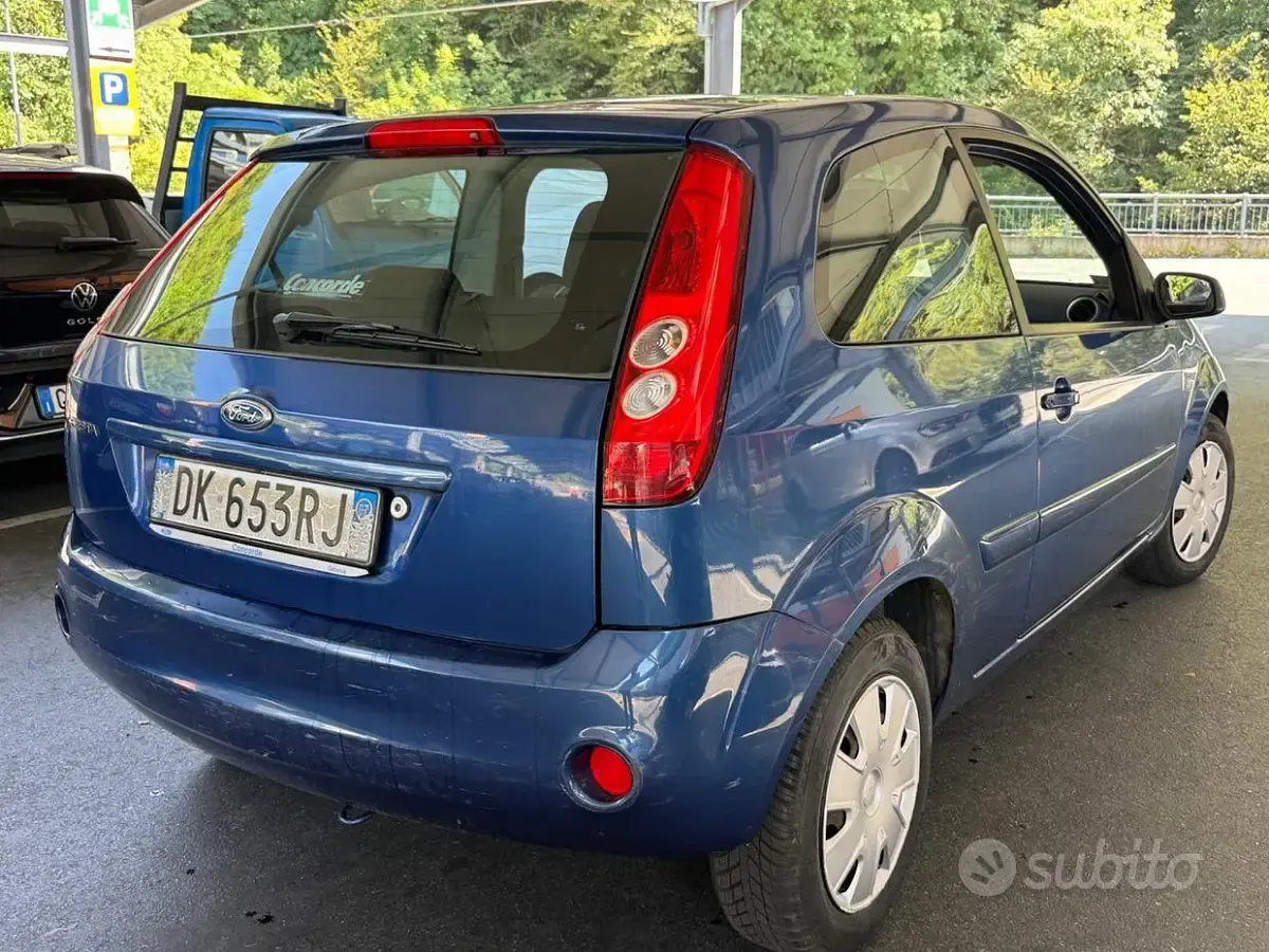 Usata Ford Fiesta Ghia 75 CV (55 kW) 2007 Blu Utilitaria
