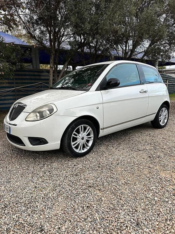 Usata Lancia Ypsilon 75 CV (55 kW) 2011 Bianco Utilitaria