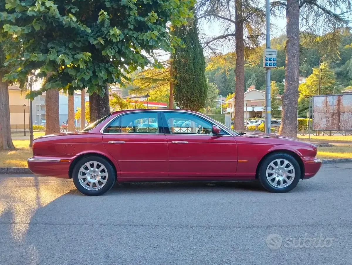 Usata Jaguar XJ 238 CV (175 kW) 2003 Rosso Berlina