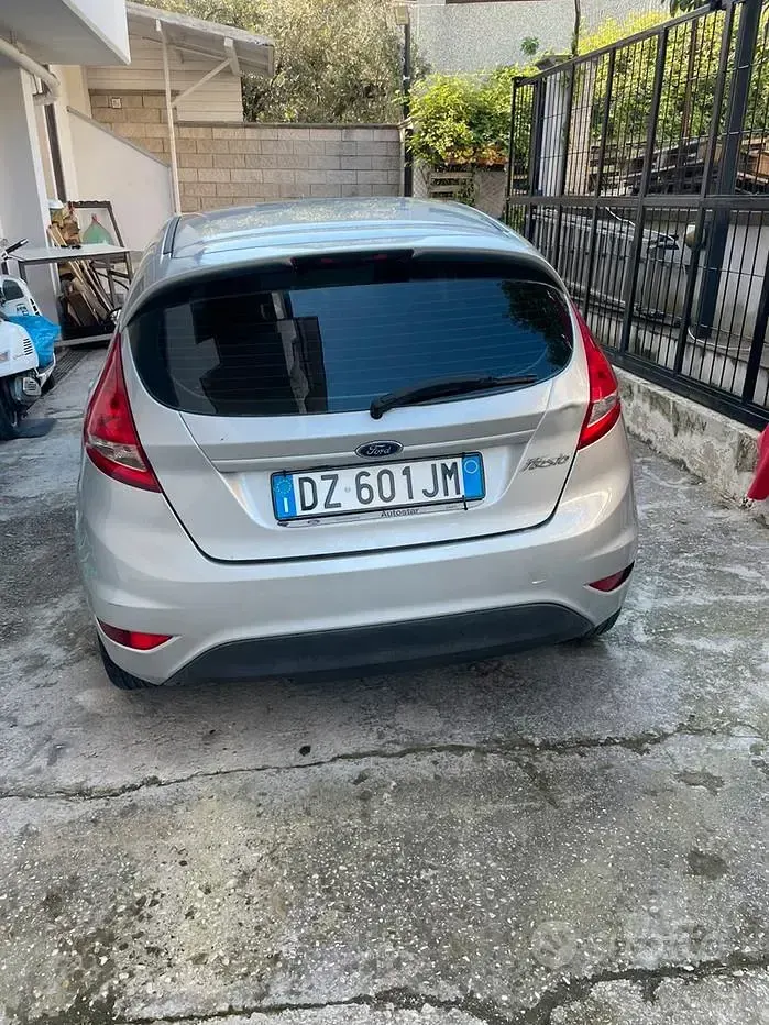 Usata Ford Fiesta 97 CV (71 kW) 2009 Grigio Berlina