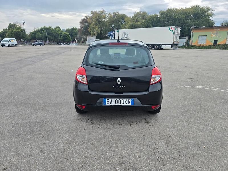 Usata Renault Clio II Dynamique 72 CV (52 kW) 2010 Nero Berlina