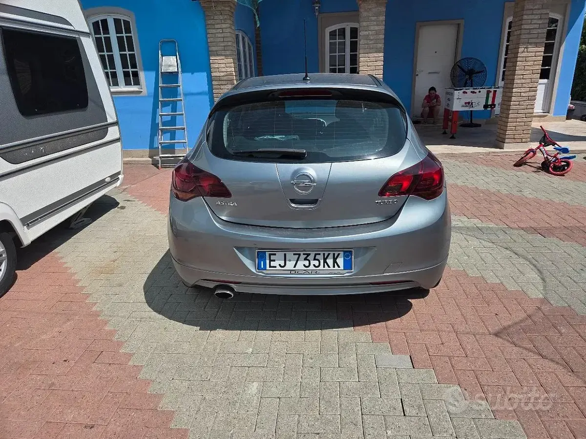 Usata Opel Astra 180 CV (132 kW) 2011 Grigio Berlina