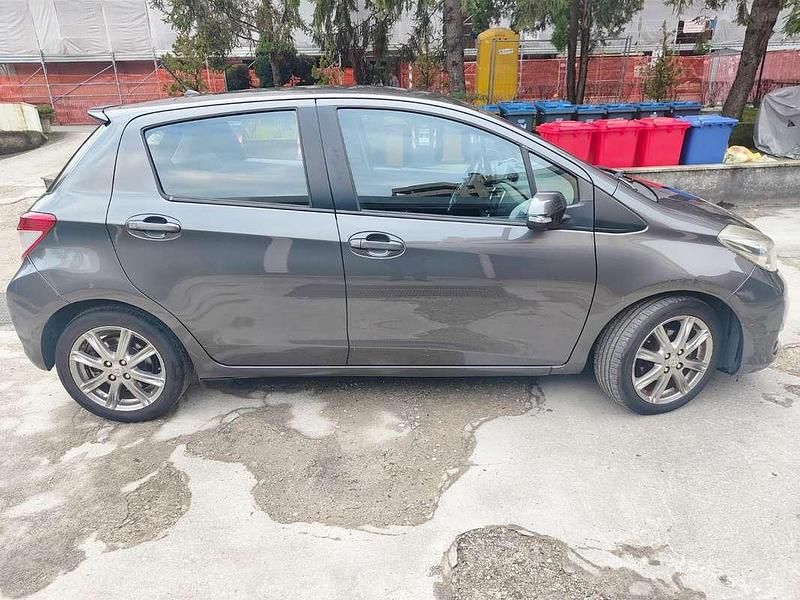 Usata Toyota Yaris Active 90 CV (66 kW) 2012 Grigio Utilitaria