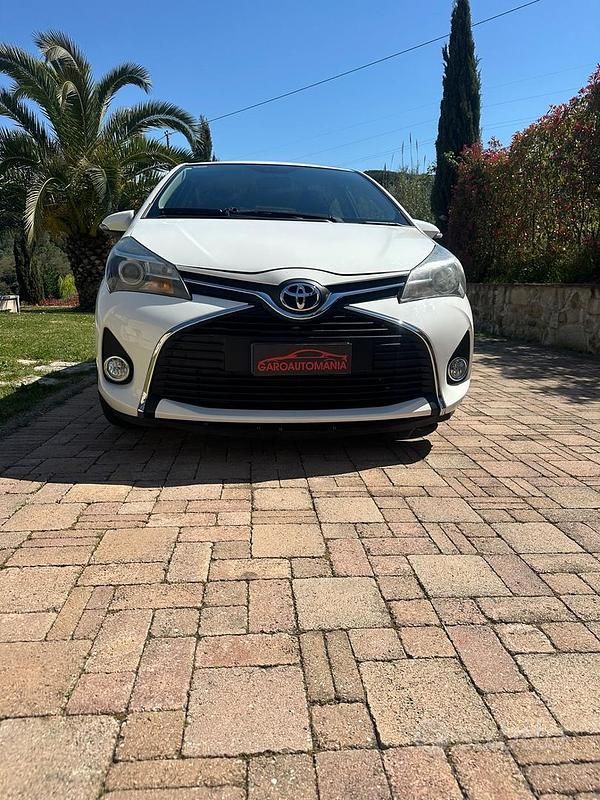 Usata Toyota Yaris Active 69 CV (50 kW) 2016 Bianco Berlina