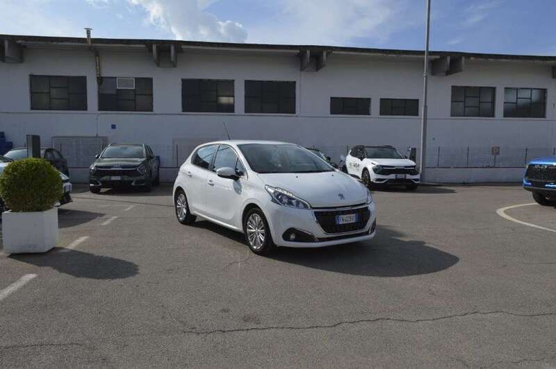 Bianco Usata 2018 Peugeot 208 Allure Due volumi | 10.500 € (Buon prezzo) - Immagine 1/4