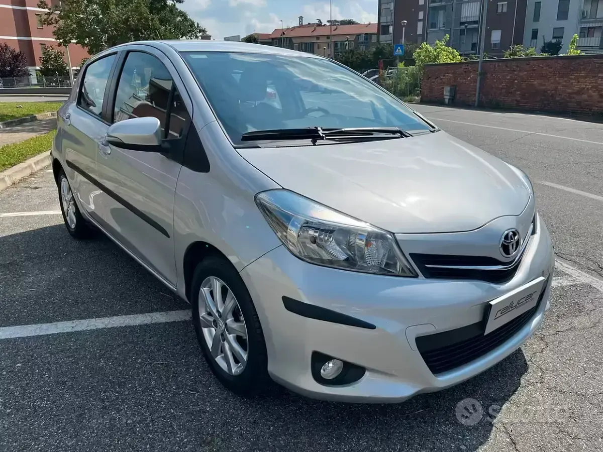 Usata Toyota Yaris Lounge 69 CV (50 kW) 2013 Grigio Utilitaria