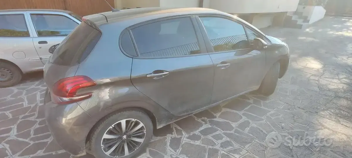Usata Peugeot 208 Allure 83 CV (61 kW) 2019 Utilitaria