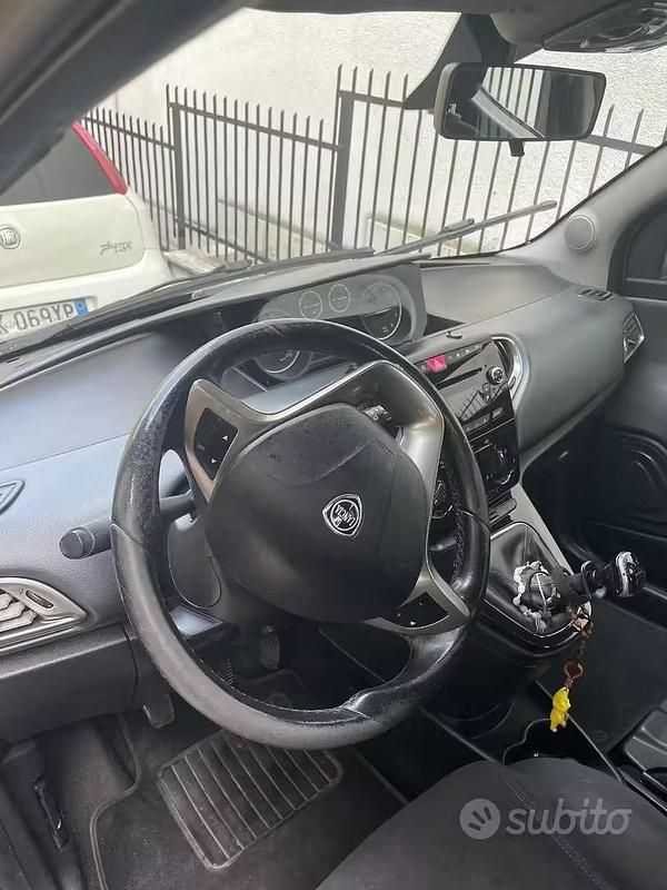 Usata Lancia Ypsilon 80 CV (58 kW) 2015 Grigio Utilitaria