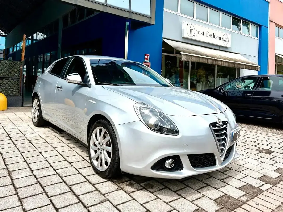 Usata Alfa Romeo Giulietta 175 CV (128 kW) 2015 Argento Utilitaria
