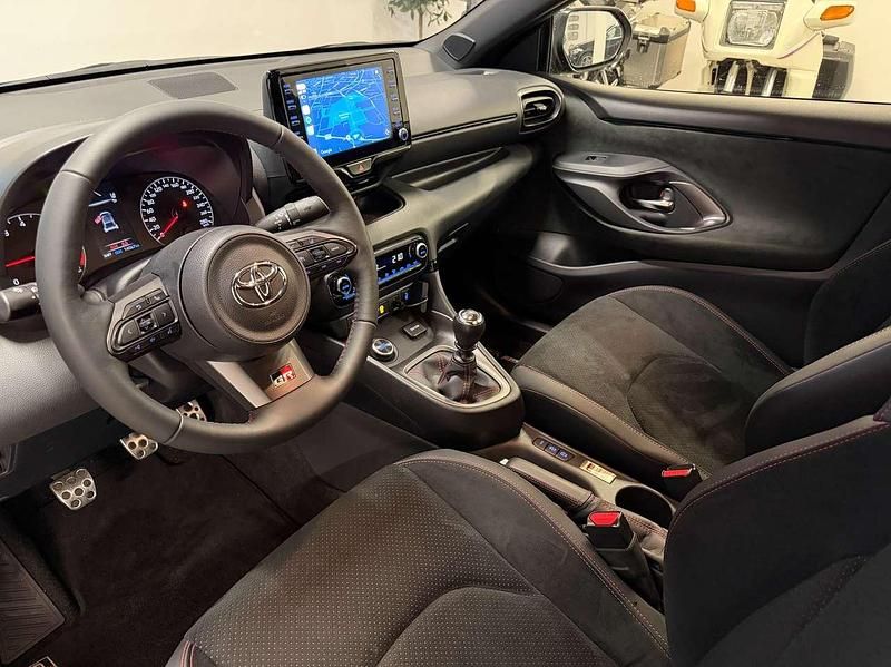 Usata Toyota Yaris 261 CV (191 kW) 2023 Precious black Utilitaria