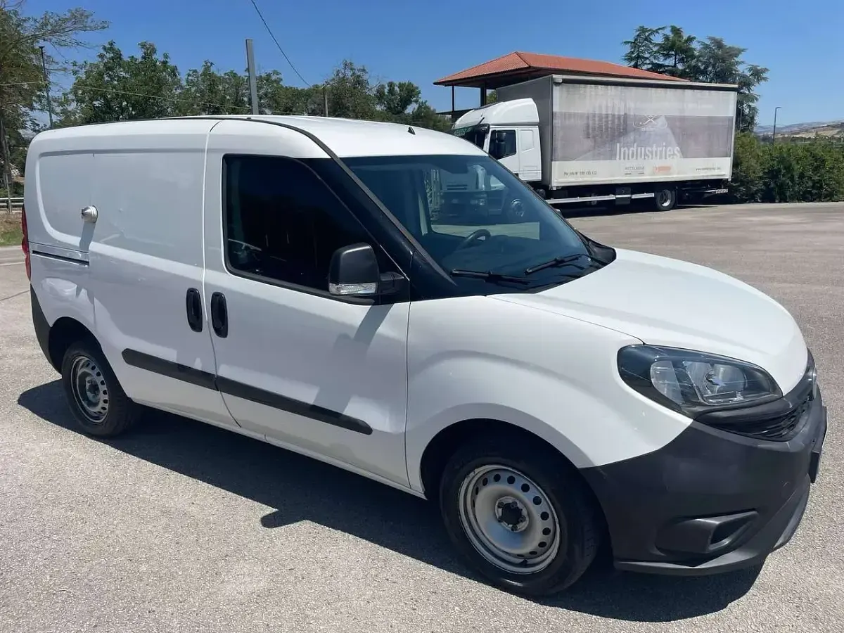 Usata Fiat Doblò 105 CV (77 kW) 2022 Bianco Monovolume