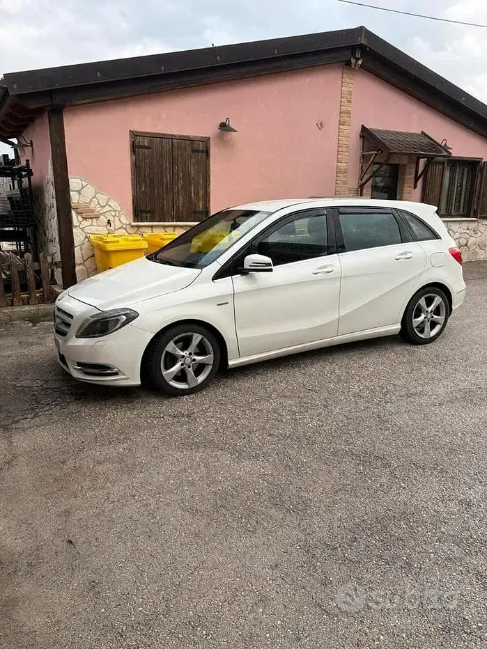 Usata Mercedes B180 Premium 109 CV (80 kW) 2012 Bianco Utilitaria