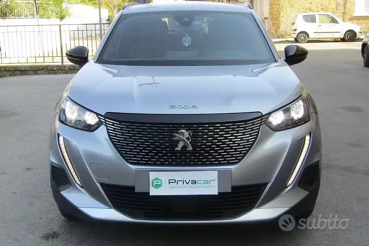 Usata Peugeot 2008 Allure 100 CV (73 kW) 2023 Grigio SUV