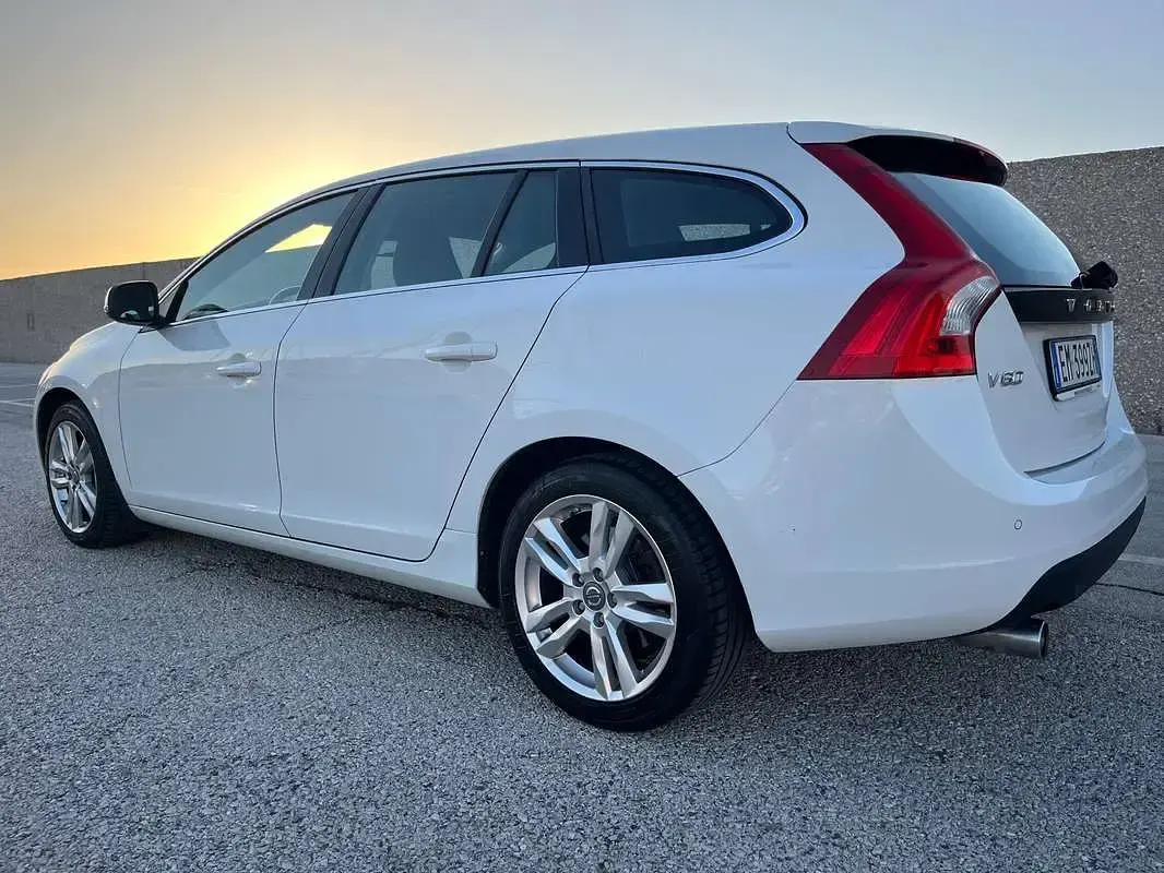 Usata Volvo V60 Summum 163 CV (119 kW) 2012 Bianco Station wagon