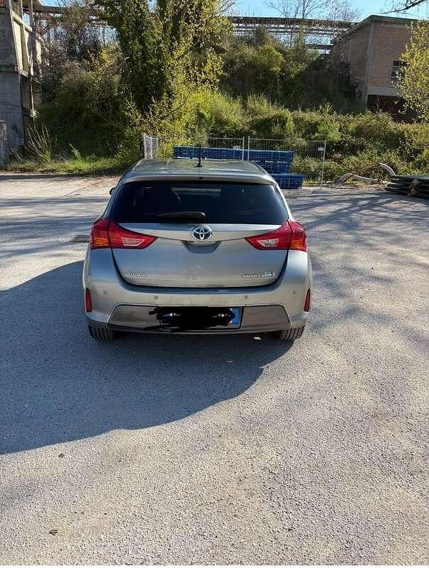 Usata Toyota Auris Hybrid Active 99 CV (72 kW) 2015 Berlina