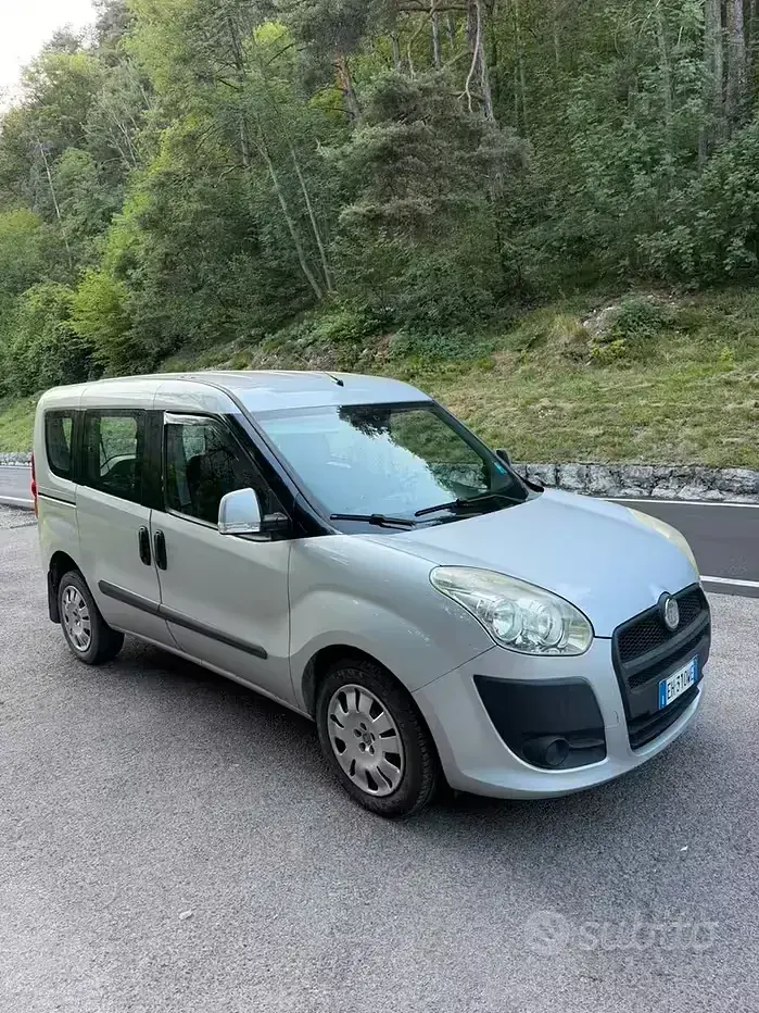 Usata Fiat Doblò 90 CV (66 kW) 2011 Grigio Monovolume
