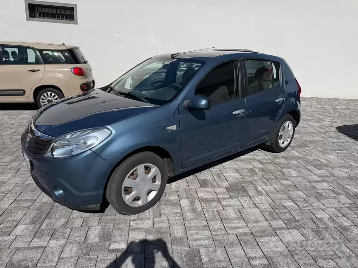 Usata Dacia Sandero Lauréate 72 CV (52 kW) 2010 Blu Berlina