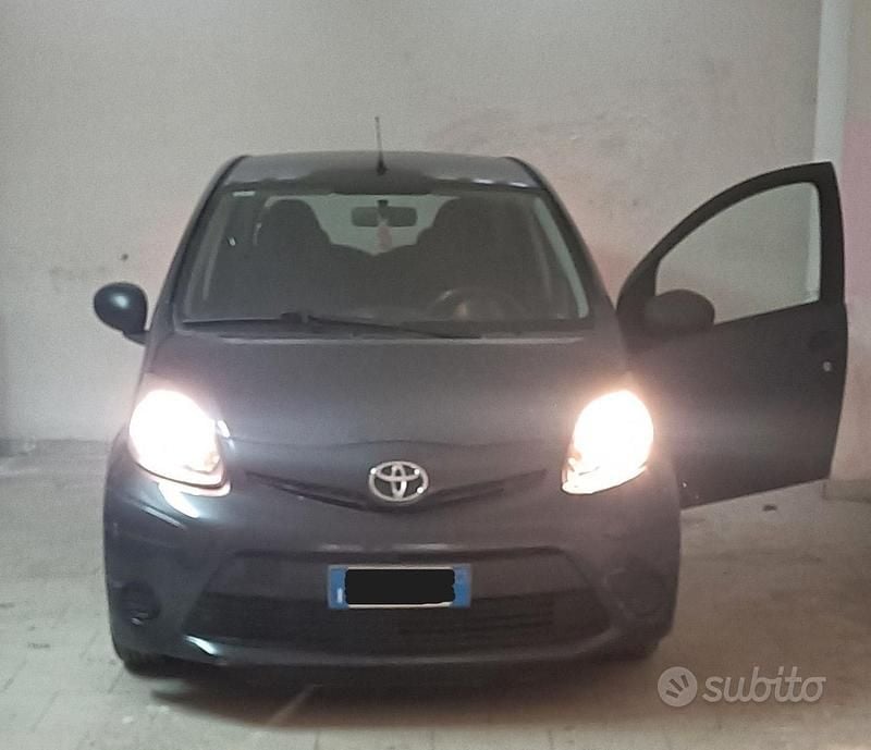 Grigio Usata 2014 Toyota Aygo Utilitaria | 4000 € (Ottimo prezzo) - Immagine 1/4