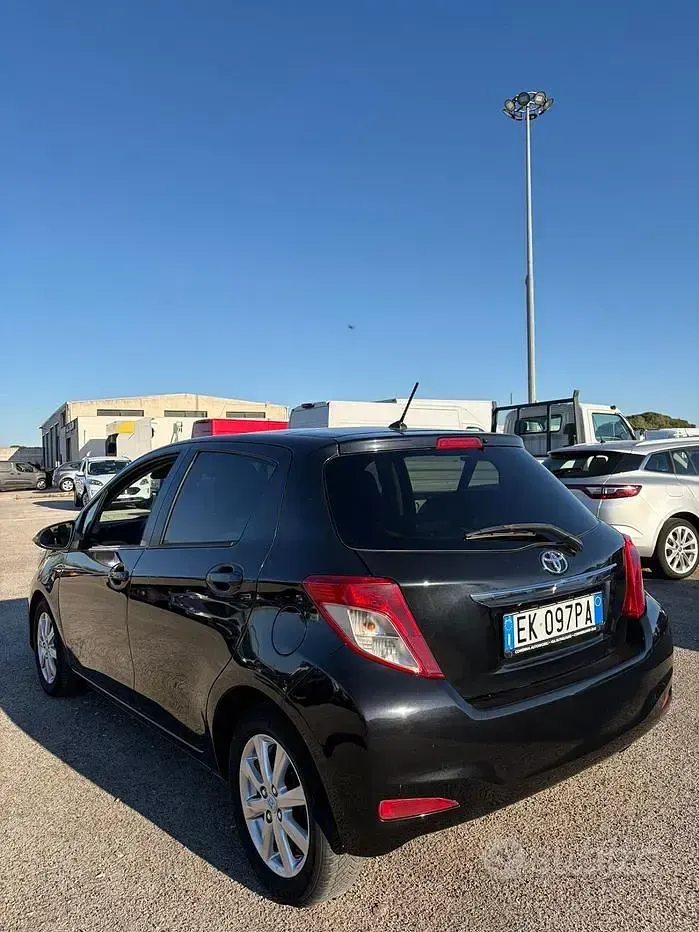 Usata Toyota Yaris Lounge 90 CV (66 kW) 2011 Nero Utilitaria