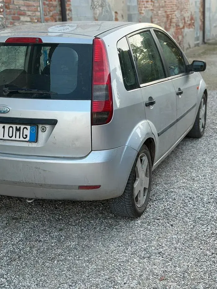 Second-hand Ford Fiesta 75 CP (55 kW) 2004 Hatchback