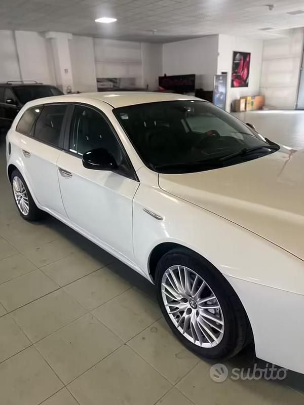 Begagnad Alfa Romeo 159 Super 136 HK (100 kW) 2011 Vit Kombi