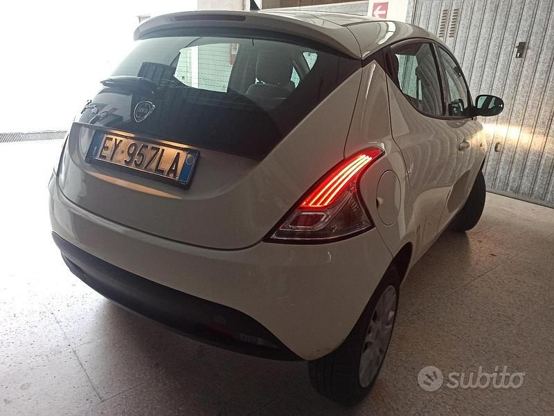 Usata Lancia Ypsilon 80 CV (58 kW) 2015 Bianco Utilitaria