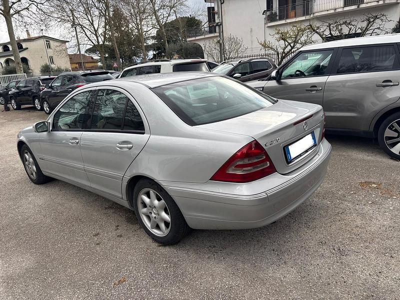 Usata Mercedes C270 Avantgarde 170 CV (125 kW) 2004 Argento Berlina