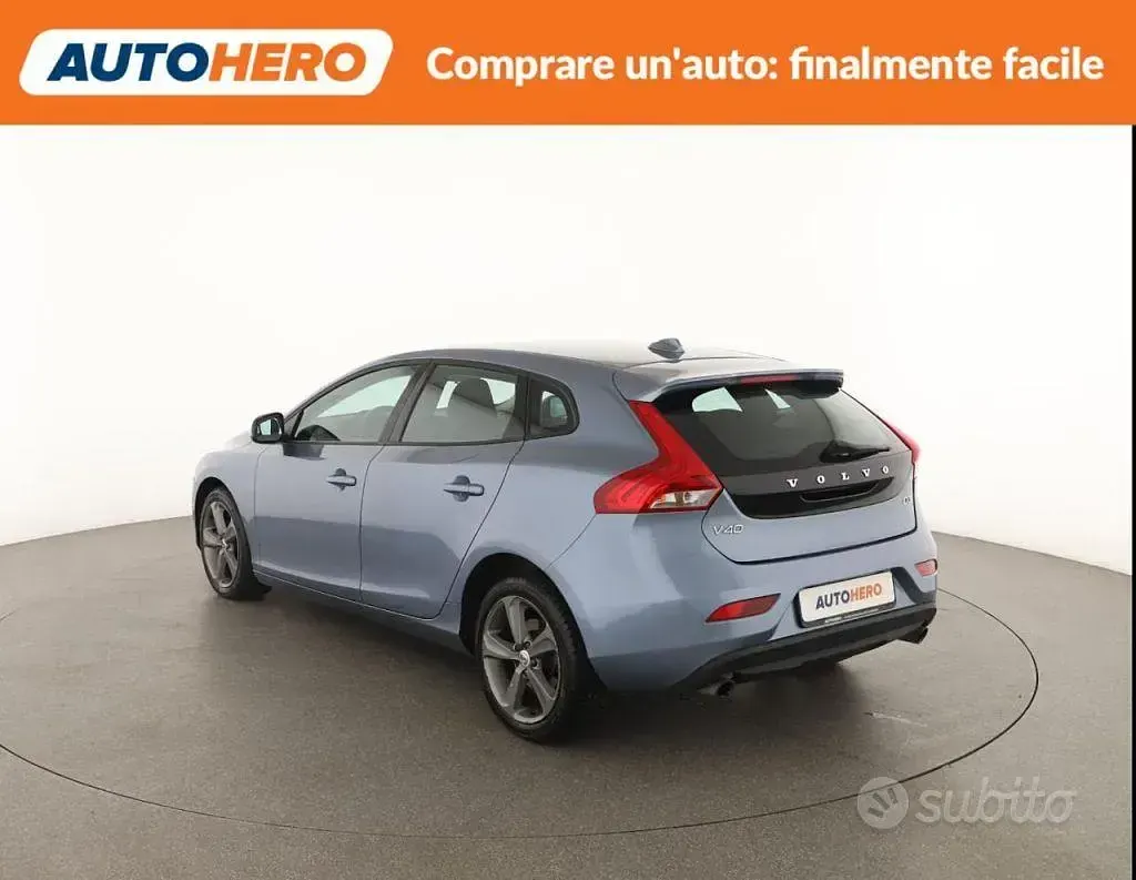 Usata Volvo V40 150 CV (110 kW) 2018 Bluazzurro Berlina