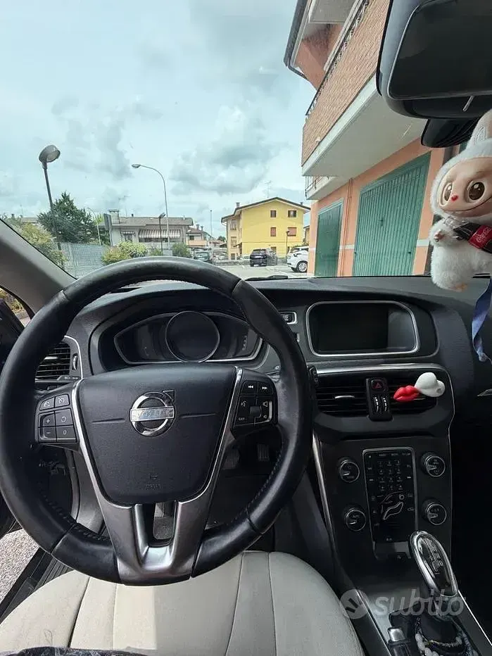 Usata Volvo V40 177 CV (130 kW) 2012 Nero Utilitaria