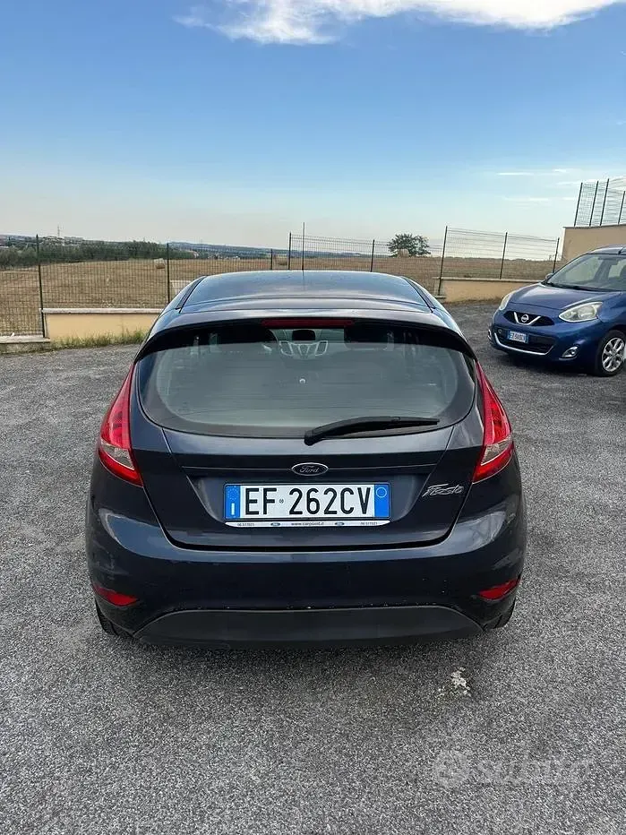Usata Ford Fiesta 60 CV (44 kW) 2011 Marrone Berlina