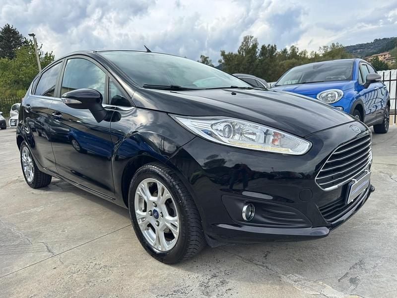 Nero Usata 2017 Ford Fiesta Titanium Tre volumi | 7800 € (Buon prezzo) - Immagine 1/4