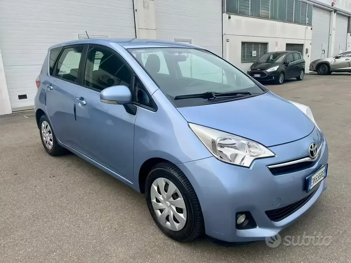 Usata Toyota Verso-S 90 CV (66 kW) 2012 Blu Monovolume