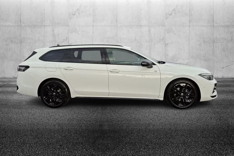 Usata VW Passat R-line 150 CV (110 kW) 2025 Bianco pastello Station wagon